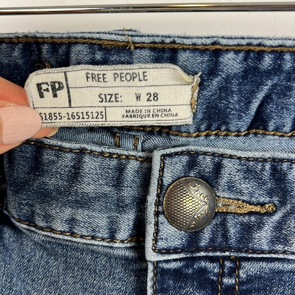 Free People Women Distressed Busted‎ Knee Ankle Jeans Medium Wash Size 28 - Picture 6 of 9